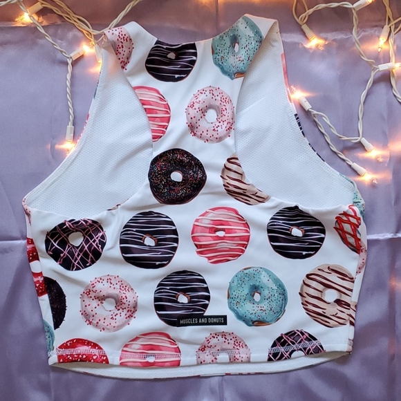 Workout Set: Top & Shorts - Picture 4 of 6